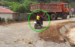 Cư dân mạng tranh cãi "nảy lửa" về clip bé gái 10 tuổi chở em nhỏ phi xe máy vun vút trên đường