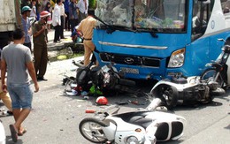 Ôtô giường nằm tông hàng loạt xe máy ở miền Tây