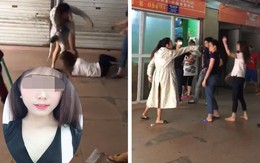 Vợ cũ bị 'vợ mới' của chồng đánh tới tấp: Anh ta cầm dao dọa không cho ai vào can