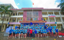 Thầy hiệu trưởng ở Thái Nguyên cười tươi khi bị học sinh tạt nước