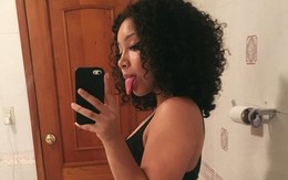 Đăng ảnh selfie nóng bỏng lên mạng nhưng thứ phía sau lưng cô gái mới là điều được cư dân mạng chú ý tới