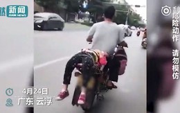 Không chịu đi học, bé gái bị bố trói sau xe máy chở đến trường