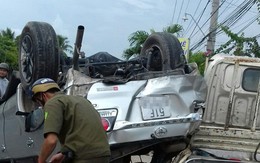 Đập kính cứu 4 người trong ôtô bị lật ngửa trên quốc lộ