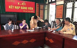 Giận bố mẹ, 2 bé gái rủ nhau trốn nhà đi "bụi"