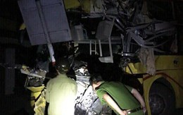 Hà Tĩnh: Xe container đâm xe khách, 2 người chết, 4 người nước ngoài bị thương