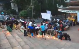 Hàng trăm người dân đổ xô 'hôi đồ cúng', cướp lộc ở chùa Hương