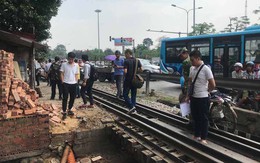HN: Tàu hỏa dừng sững giữa ngã tư sau tai nạn với xe ba gác