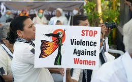 14 người đàn ông bị bắt giữ khi thiếu nữ bị cưỡng hiếp và thiêu sống tại nhà