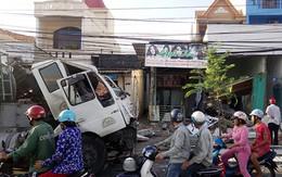 Xe bồn chở xăng tông sập hai căn nhà ở Vũng Tàu