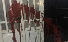 Mẹ vay nợ, con gái bị tạt mắm ruốc trước cổng trường