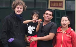 Du khách nước ngoài giúp bé gái lạc đường trên Đèo Cả