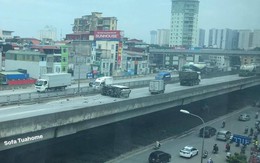 Xe tải lật chắn ngang đường trên cao tốc trên cao, nam tài xế nhập viện cấp cứu