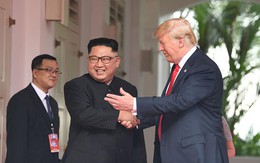 Hình ảnh ông Trump cười tươi nắm tay ông Kim và nói: "Rất, rất tốt!"