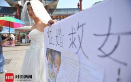 Người đàn ông nghèo mặc váy cưới đứng đường để quyên tiền chữa bệnh cho con khiến nhiều người xúc động nghẹn ngào