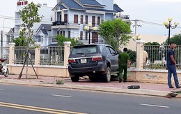 Tài xế tông thẳng ôtô vào người đứng trên vỉa hè rồi bỏ trốn