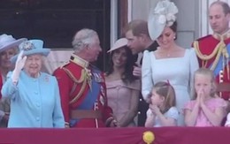 Tan chảy trước điệu bộ vẫy tay hết sức đáng yêu của Công chúa Charlotte được “copy” 100% từ Nữ hoàng