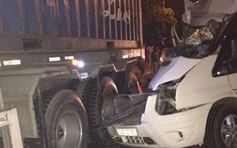 Xe khách húc xe container, 1 người chết, nhiều người bị thương nặng