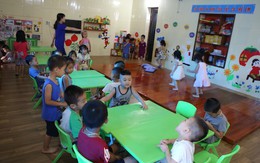 Nữ giáo viên quỳ trước mặt cán bộ bị nghi là dàn dựng