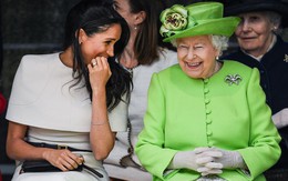 Chiếc váy xanh rực rỡ Nữ hoàng Anh đã diện khi xuất hiện cùng Công nương Meghan mang ý nghĩa rất đặc biệt