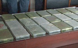 Xách bao tải chứa 23 bánh heroin vào nhà nghỉ