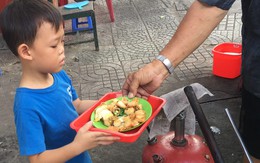 Cậu bé bồi bàn 4 tuổi ở Sài Gòn khiến khách hàng bất ngờ