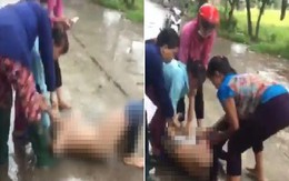 Cô gái bị nhóm phụ nữ giữ tay chân, lột sạch quần áo giữa đường nghi do nhắn tin thách thức vợ nhân tình