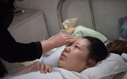 Mẹ liệt toàn thân, chỉ cử động được một ngón tay vẫn bất chấp tính mạng mang bầu, sinh con