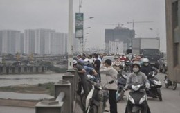 Người đàn ông bất ngờ nhảy cầu Vĩnh Tuy tự tử