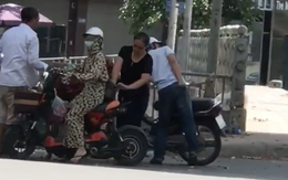 Hà Nội: Cô gái bị kẻ gian mở balo lấy trộm đồ với tốc độ ánh sáng khi đang dừng xe mua hoa quả ven đường