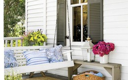 Đừng bỏ qua chiếc xích đu xinh xắn nếu bạn muốn có góc thư giãn lãng mạn nơi hiên nhà