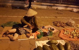 Người dân Hà Nội tìm đến mua ủng hộ bà cụ bán rau củ xuyên đêm ở vỉa hè để có tiền đóng học cho cháu