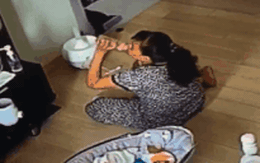 Mở camera ra xem, mẹ sốc thấy con 6 tháng bị giúp việc dùng đồ chơi đánh vào mặt, uống trộm sữa