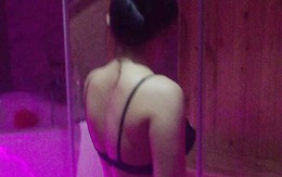 Nhân viên massage ở phố Tây Sài Gòn không mặc áo khi phục vụ khách VIP