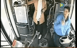 Tức giận vì bị tài xế nhắc nhở, cô gái trẻ liền đạp chân phanh xe bus đang chạy khiến hành khách hoảng loạn