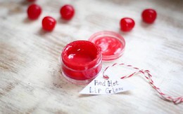 Vượt qua cơn "ác mộng" môi thâm đen nhờ tự làm son, nguyên liệu dễ kiếm từ tủ bếp