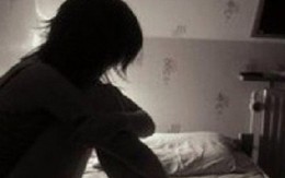 Nhờ bé gái hàng xóm chở về, nam thanh niên đè ra để hiếp dâm