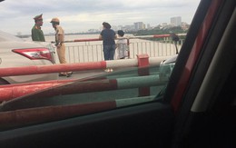 Người phụ nữ đứng trên thành cầu Chương Dương khóc lóc, chửi bới người ngăn chị tự tử