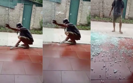 Người đàn ông cầm dao rựa cặm cụi ngồi đẽo cửa kính cường lực và cái kết khiến dân mạng tranh cãi