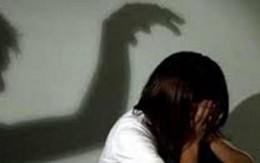 Đưa con bạn đi chơi, gã thanh niên giở trò đồi bại với bé gái 5 tuổi