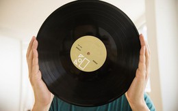 Cô gái cho đĩa nghe nhạc vào lò nướng, vài phút sau cô có ngay đồ trang trí không đụng hàng