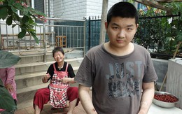 Một mình sống cùng 18 cụ già neo đơn ở viện dưỡng lão, hóa ra chàng trai 21 tuổi này cũng có một câu chuyện riêng