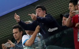 Maradona sẽ trả giá đắt sau hành động giơ ‘ngón tay thối’?