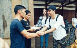 MC Phan Anh hứng trọn 'gạch đá' vì áo quần tinh tươm khi đi từ thiện vùng lũ
