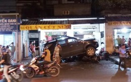 Ô tô “điên” cuốn 4 xe máy vào gầm, nhiều người tháo chạy thục mạng