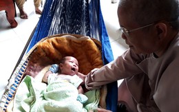Bé trai sơ sinh bị bỏ trước cổng chùa cùng túi quần áo