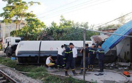 Nghệ An: Tàu hỏa đâm xe bồn chở gas, 3 người bị thương
