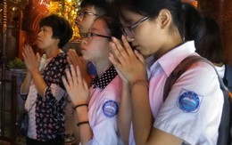 Hà Nội: Sĩ tử tấp nập đến Văn Miếu cầu may trước ngày thi lớp 10