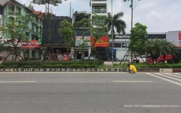 Người đàn ông mặc áo vàng in hình rồng phượng viết hàng loạt 'chữ lạ' trên vỉa hè Hà Nội