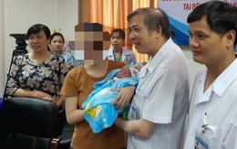 Cứu ngoạn mục một bé gái sinh non nặng 5 lạng