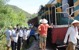 Băng qua đường sắt, người phụ nữ lái xe máy thoát chết hi hữu